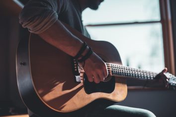 acoustic guitars under $300 featured image